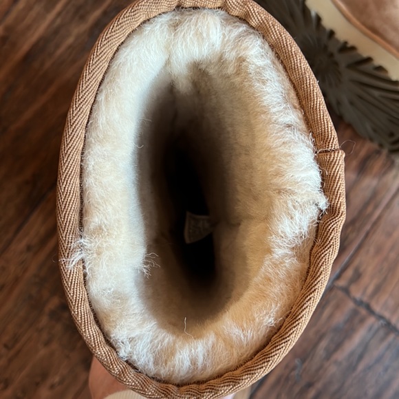 Like New! Uggs boots size 6 - Picture 6 of 9